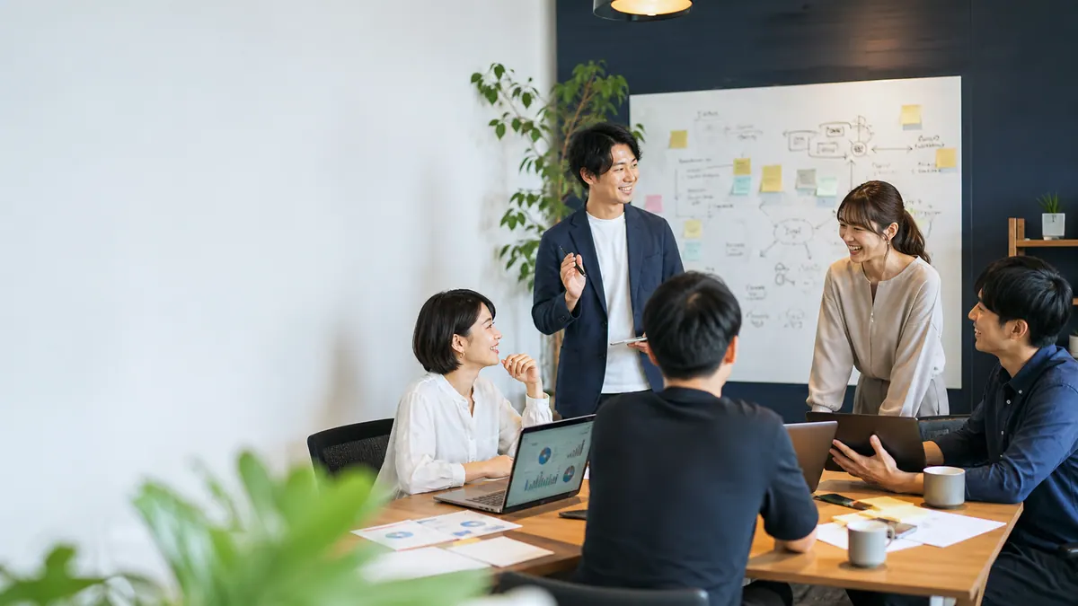 社員がAIを活用しながら生き生きと新規事業に取り組む様子